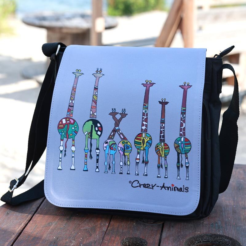 Lustige Tasche von den Crazy-Animals, Motiv "Giraffen" am Tisch