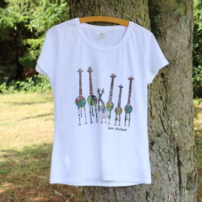 Lustiges T-Shirt von den Crazy-Animals, Motiv Giraffen, vorm Baum