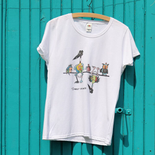 Lustiges T-Shirt von den Crazy-Animals, Motiv Vögel vor türkisem Bauwagen fotografiert