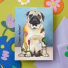 Die lustige Postkarte zeigt einen sitzenden Mops mit unwiderstehlichem lieben Hundeblick. Sein Fell ist mit bunten Farbornamenten, pointiert platziert, wie geometrische Tatoos, gestaltet. Die Postkarte ist mit Liebe designed von der Regensburger Künstlerin Sabine Leipold.