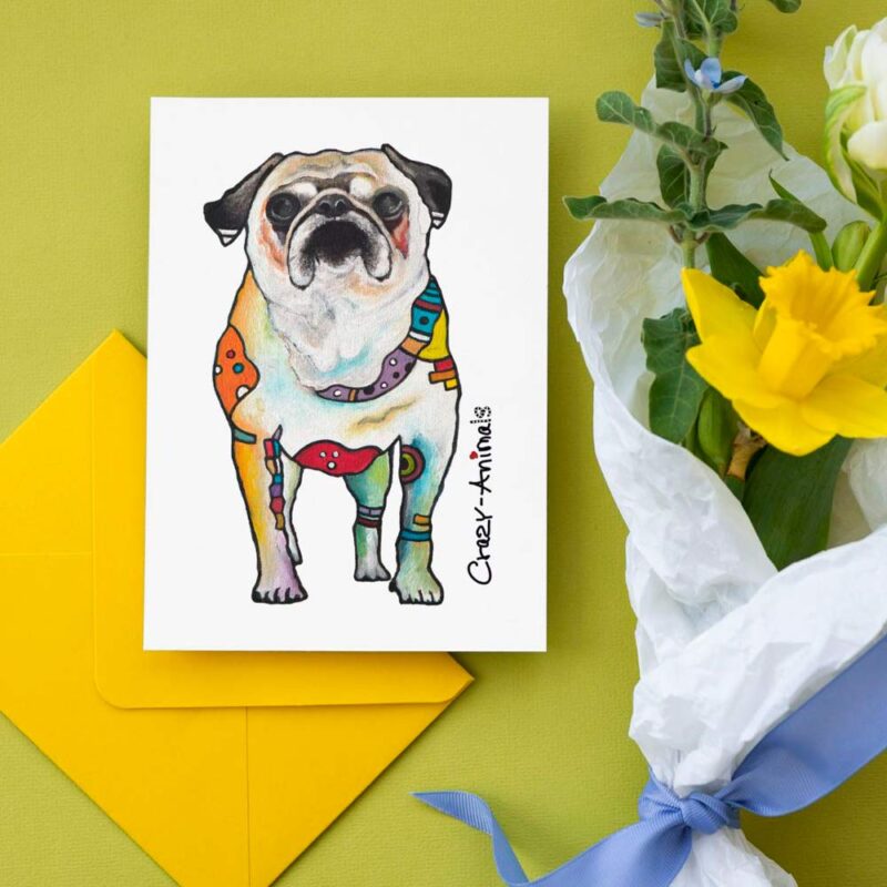 Die Postkarte ist ein Kunstdruck mit einem bunt gestalteten Mops, namens Sofie, die mit großen dunklen Kulleraugen ihren Betrachter erwartungsvoll anblickt. Wohl wissend, dass sie gleich ihren Hundefreund, die Dogge Bob, trifft.
