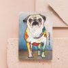 Die lustige Postkarte zeigt die aufrecht stehende Mops Dame „Sofie“ mit bunt gefleckten Farbornamenten auf ihrem Fell. Ihr aufmunternder Hundeblick scheint zu fragen „hey, was steht an, wann geht’s los“. Die Postkarte ist mit Liebe designed von der Regensburger Künstlerin Sabine Leipold.