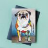 Die lustige Postkarte zeigt die aufrecht stehende Mops Dame „Sofie“ mit bunt gefleckten Farbornamenten auf ihrem Fell. Ihr aufmunternder Hundeblick scheint zu fragen „hey, was steht an, wann geht’s los“. Die Postkarte ist mit Liebe designed von der Regensburger Künstlerin Sabine Leipold.