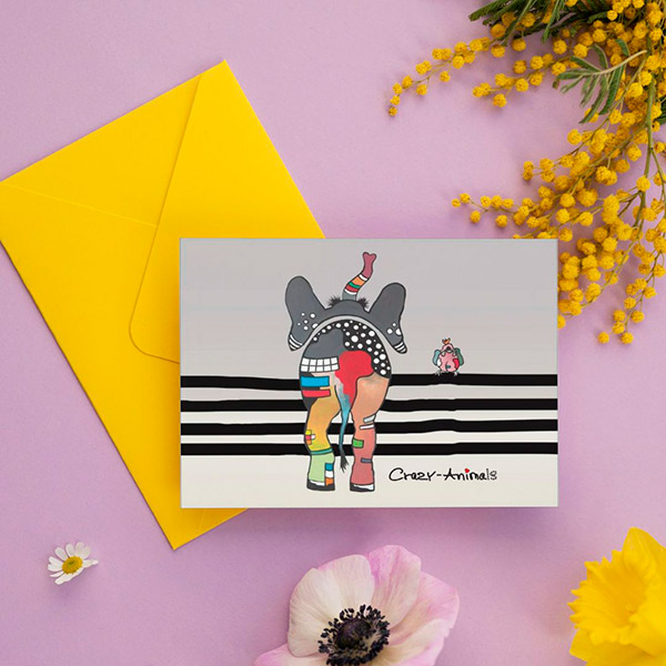 Lustige Postkarte Elefant mit Vogel auf dem Zaun. Motiv und Design der Crazy-Animals von der Lustige Postkarte mit Elefantenmotiv und einem Vogel auf dem Zaun. Motiv und Design Crazy-Animals von der Künstlerin Sabine Leipold