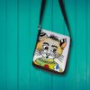 Eine praktische Umhängetasche mit 4 Fächern in Grundfarbe schwarz, die Klappe ist mit einem bunten Katzenportrait, im pop art Stil, gestaltet. Die Designerin hat die Katze bunt gemustert gezeichnet, verziert und ausgemalt.