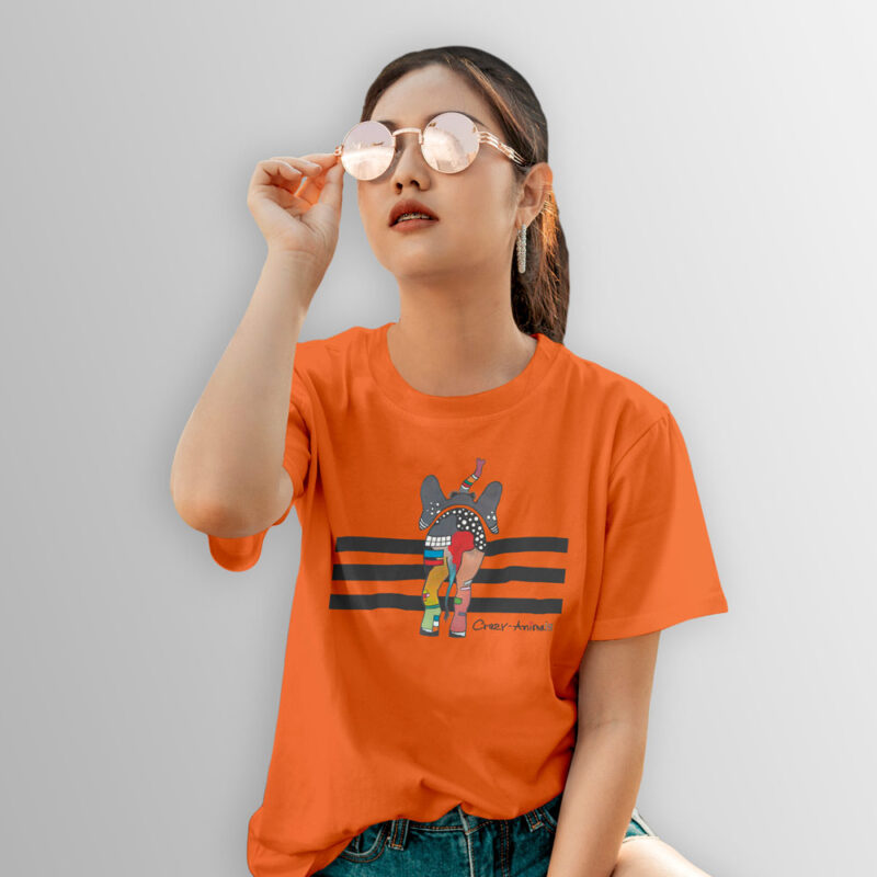 Oranges Kinder T Shirt mit einem bunt gemusterten Dickhäuter von hinten, der fröhlich mit erhobenen Rüssel seinen Weg geht, mit Aufdruck „Be Happy“. Mit Liebe designed von der Regensburger Künstlerin Sabine Leipold.