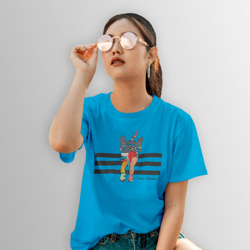 Blaues Kinder T Shirt mit einem bunt gemusterten Dickhäuter von hinten, der fröhlich mit erhobenen Rüssel seinen Weg geht, mit Aufdruck „Be Happy“. Mit Liebe designed von der Regensburger Künstlerin Sabine Leipold.