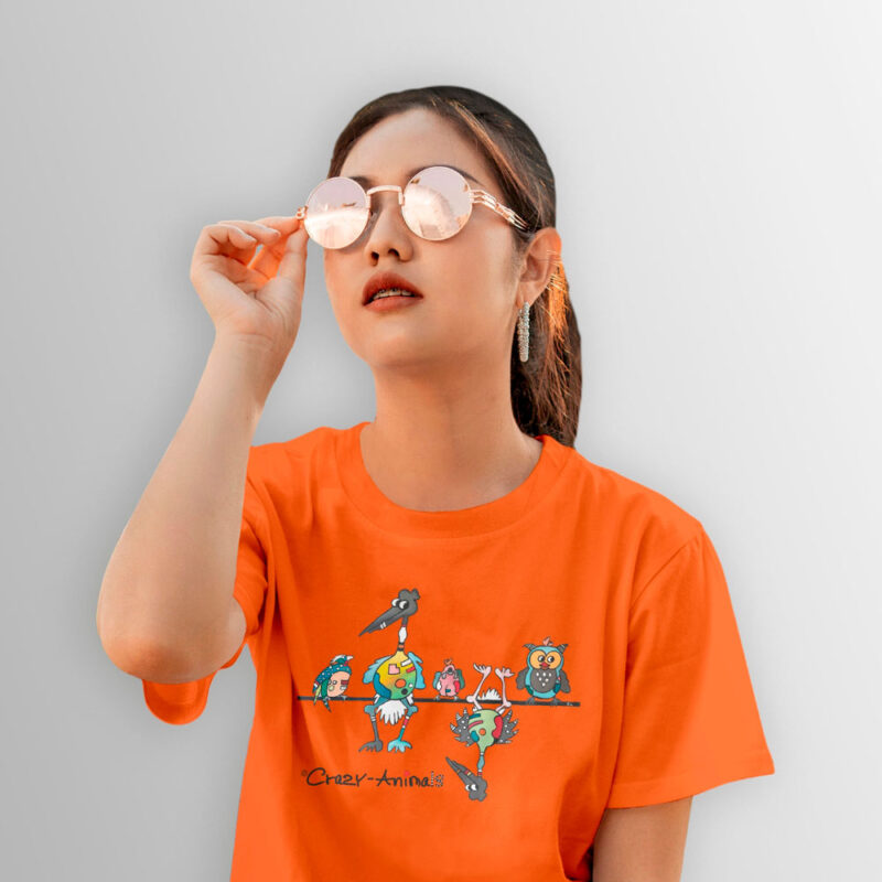 Oranges T-Shirt mit Aufdruck einer Reihe bunt gefiederten Freunde, den schrägen Vögel aus der Crazy-Animals