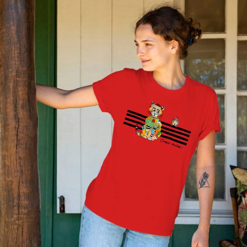 Rotes T-Shirt mit bunter kunstvoll gestalteten Katze mit Vogelfreund, wobei die Katze zu überlegen scheint, was sie mit dem Vögelchen anfangen soll. Liebevoll designed von der Regensburger Künstlerin Sabine Leipold.