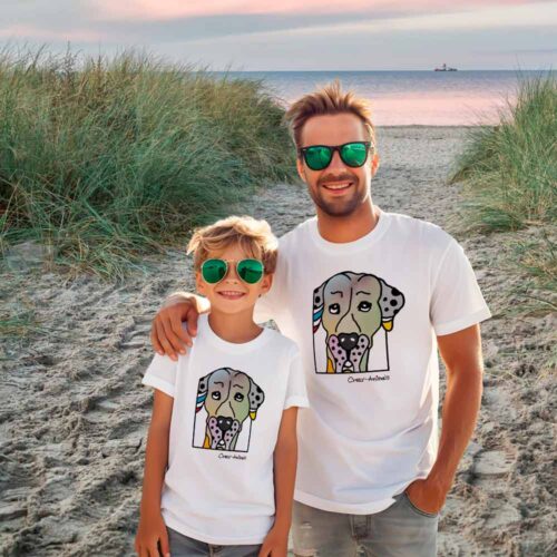 Vater und Sohn im weißen T-Shirt mit Doggenkopf im Pop Art Stil von den Crazy Animals, der Regensburger Künstlerin Sabine Leipold.