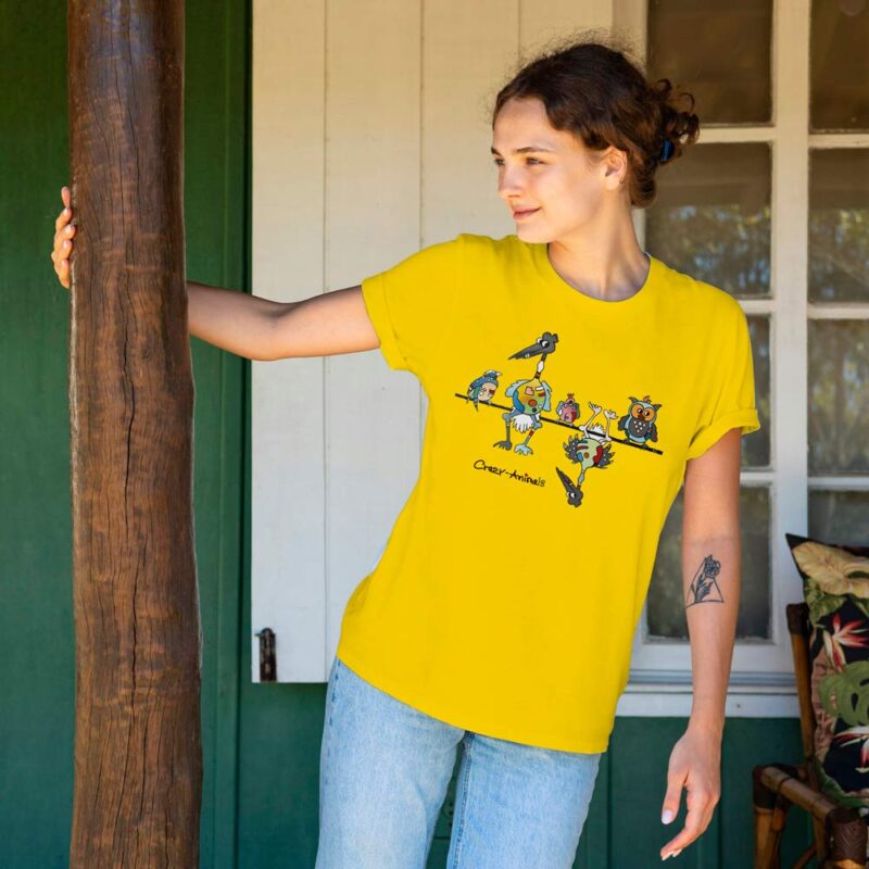 T-Shirt mit Motiv "Schräge Vögel" im Crazy-Animals Style in gelb